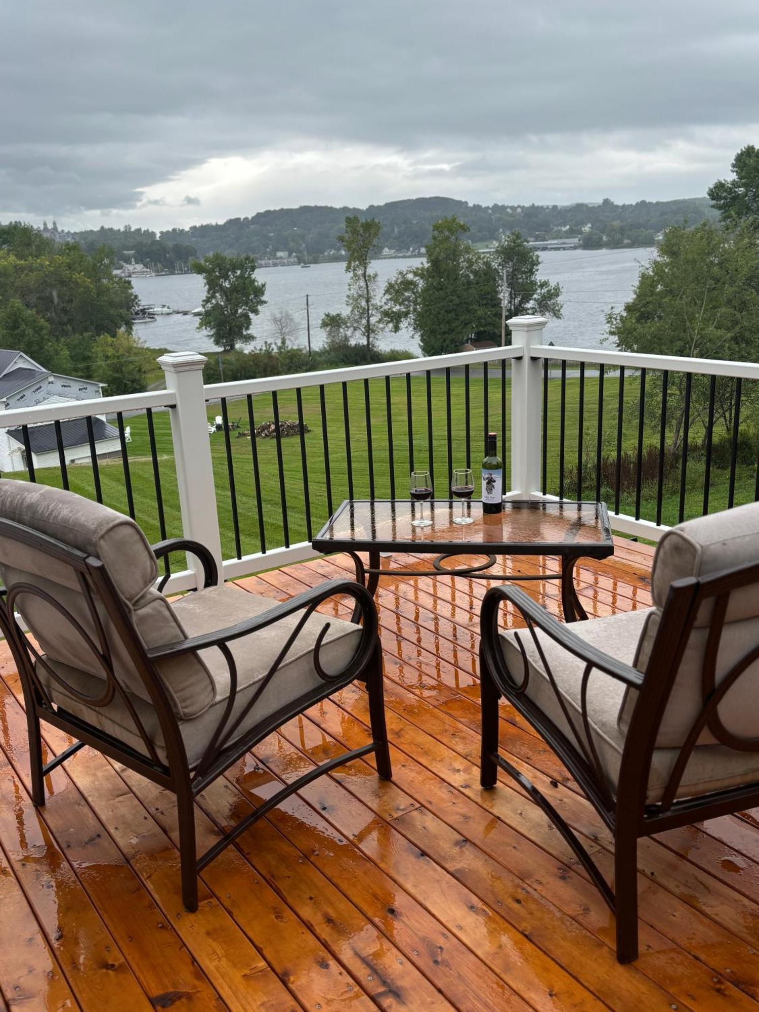 Gray'S Manor - Lake Memphremagog Apartment Newport Room photo