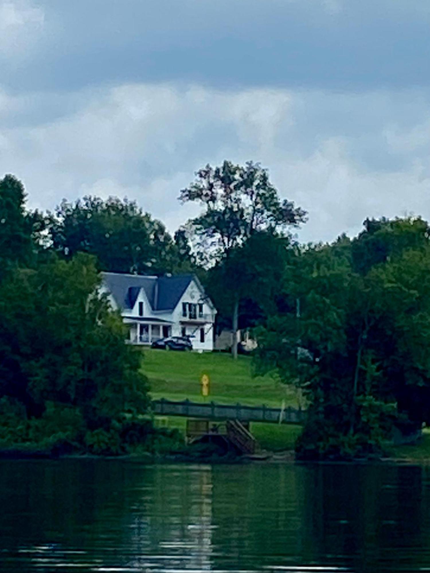 Gray'S Manor - Lake Memphremagog Apartment Newport Exterior photo