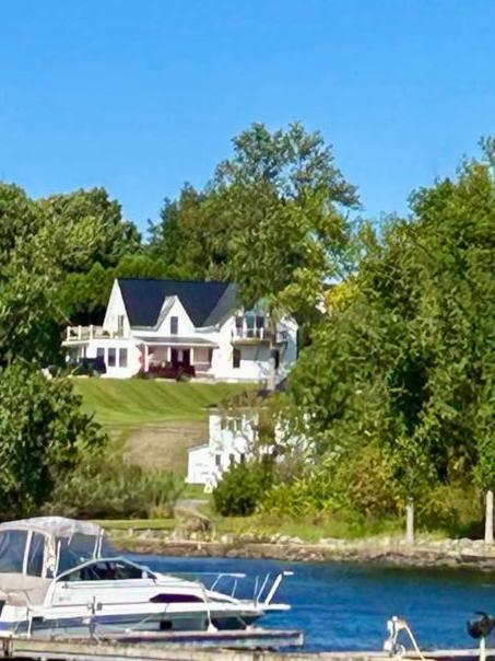 Gray'S Manor - Lake Memphremagog Apartment Newport Exterior photo